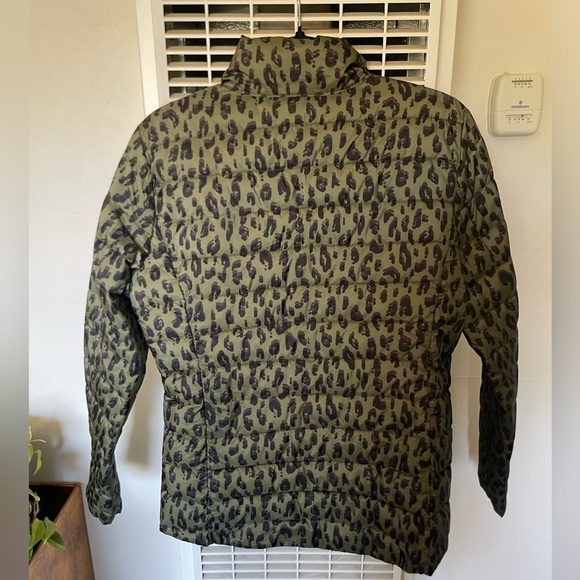 Old Navy leopard print puffy jacket. Size small - Picture 2 of 2
